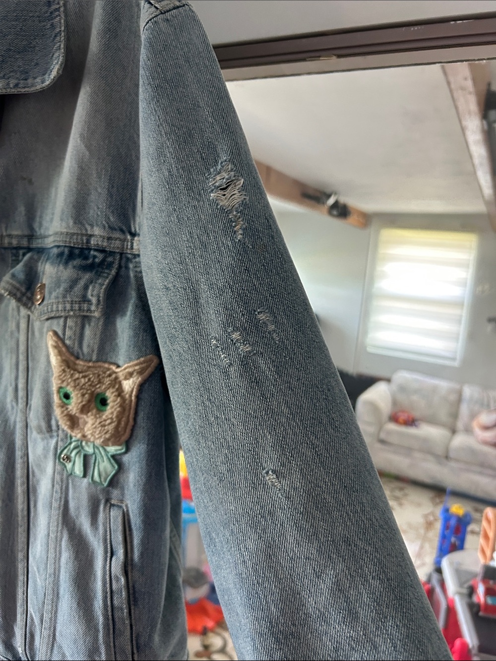 Gucci Light Wash Denim Jacket with Embroidered Cat Patch - Picture 4 of 16